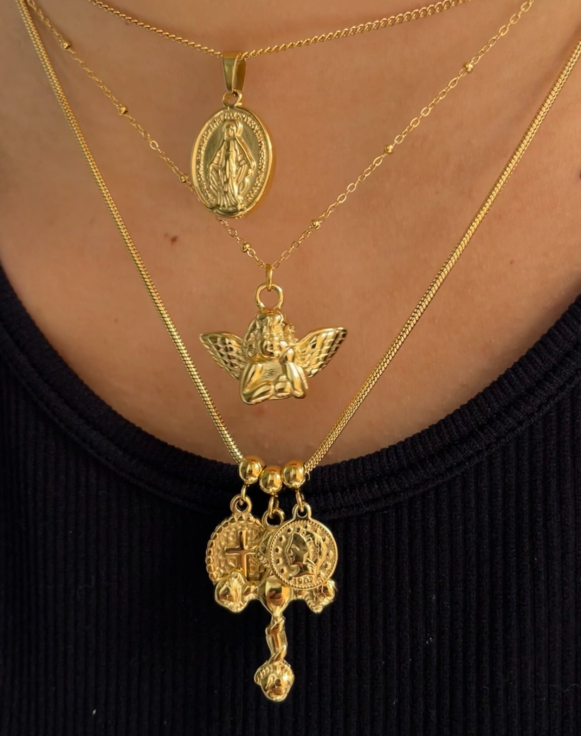 Tris rosis necklaces